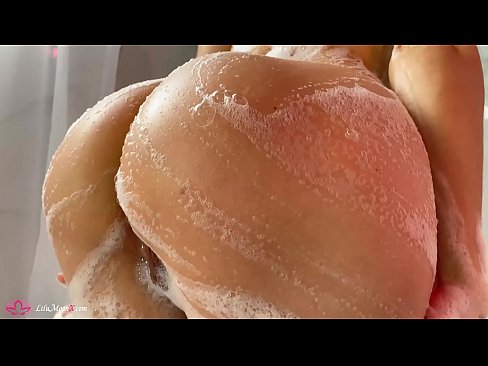 ❤️ Brunetka masturbuje kundičku s vibrátorom až do intenzívneho orgazmu v sprche ❤ Šukanie na nás sk.xsexshop.ru ❌️